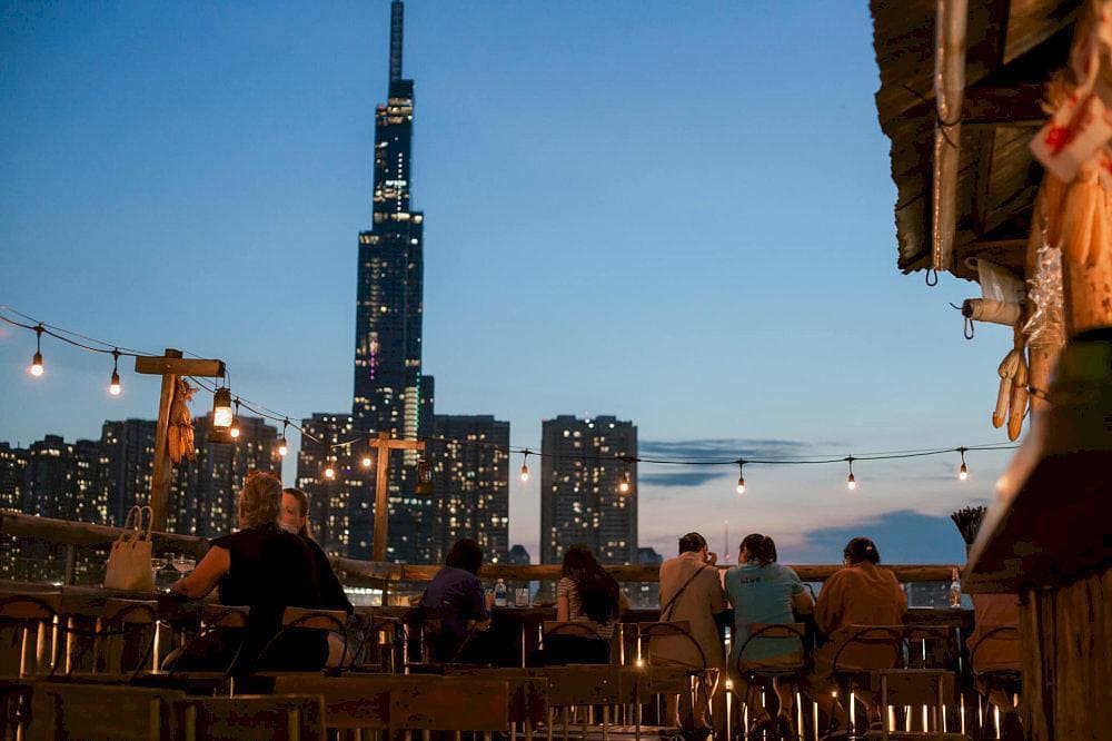 From Chenh Venh, you can gaze upon the majestic Landmark 81 towering high (Source: Chênh Vênh Rooftop)